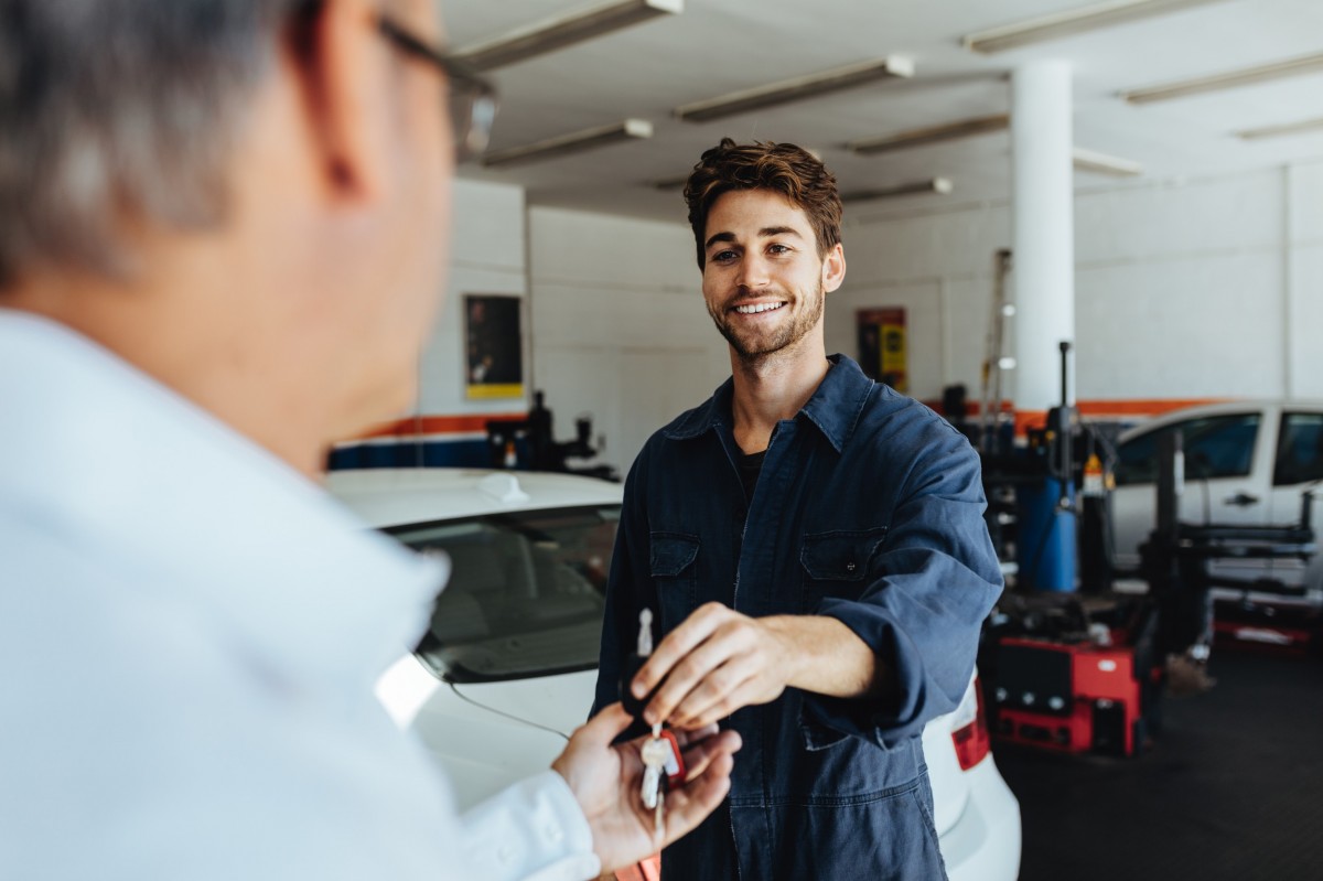 mechanic handing keys to a customer