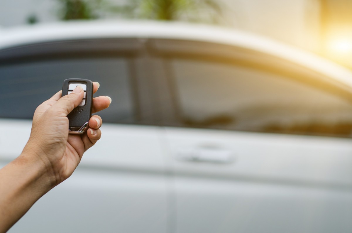 hand holding car remote start